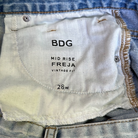 BDG Mid Rise Freja Vintage Fit distressed denim shorts - Picture 8 of 8
